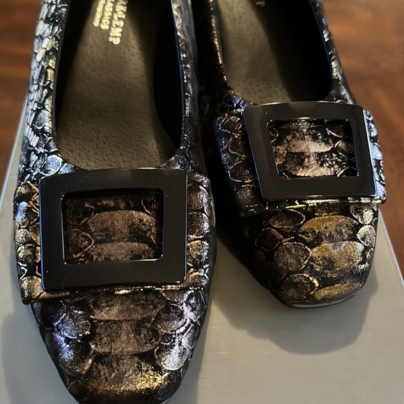 (153) NWT ladies silver/gold flats by Mark & Lemp/Walking Cradles. Size 7 1/2 N - Picture 2 of 8